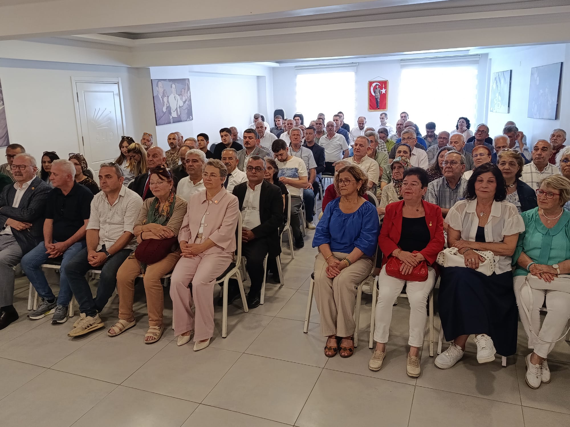 Cumhuriyet Halk Partisi (CHP) Edirne Merkez İlçe Başkanlığı'nda Kurban Bayramı dolayısıyla geleneksel bayramlaşma töreni düzenlendi.